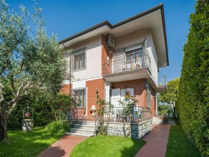 Building, Window, House, Residential Area, Home, Facade, Shrub, Roof, Human Settlement, Door