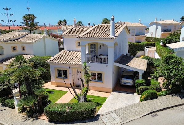Oasis Parque 2 Bed Villa with Pool