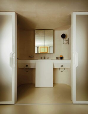 Salle de bain avec douche, lavabo et toilette