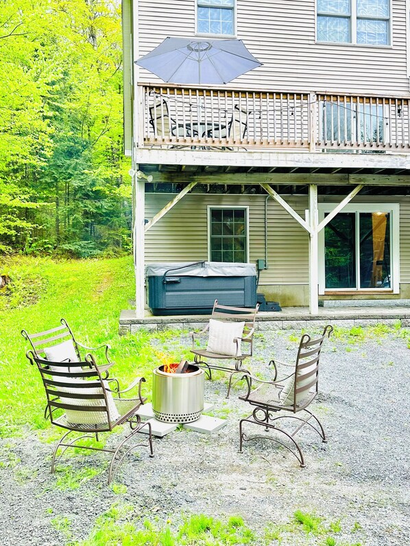 firepit and hot tub