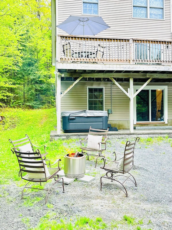 firepit and hot tub