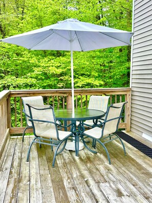 dining area on front deck 