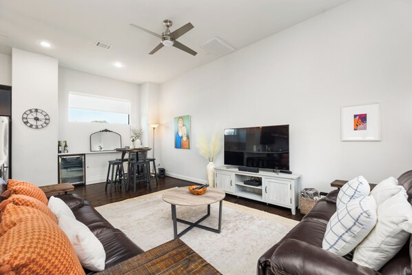 Smart TV and fast Wi-Fi for entertainment