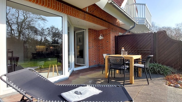 Terrasse mit Gartenmöbeln