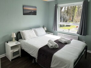 Bett, Bedding, Schlafzimmer, Bettdecke, Möbel, Interior Design, Fussboden, Flooring, Holz, Linens