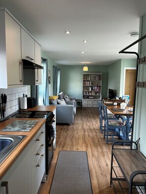 Küche, Interior Design, Möbel, Flooring, Küchengerät, Countertop, Major Appliance, Haushaltsgerät, Fussboden, Herd