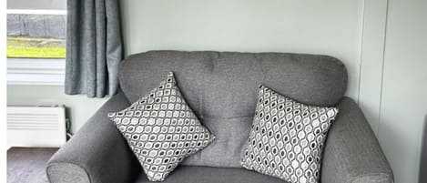 Möbel, Fussboden, Flooring, Kissen, Interior Design, Couch, Wohnzimmer, Dekokissen, Komfort, Kissen