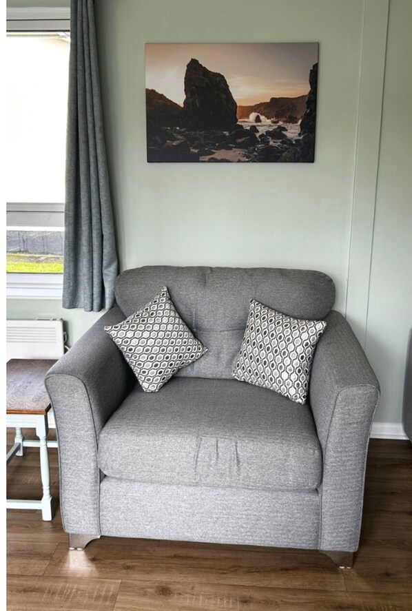 Möbel, Fussboden, Flooring, Kissen, Interior Design, Couch, Wohnzimmer, Dekokissen, Komfort, Kissen