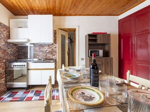 Cabinetry, Bouteille, Cuisine, Bois, Design Intérieur, Comptoir, Sol, Sol, Rayonnage, Vaisselle