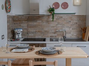 Tabelle, Zapfhahn, Spüle, Eigentum, Countertop, Sinken, Armatur, Küche, Interior Design, Holz