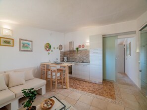 Couch, Bilderrahmen, Tabelle, Tür, Zimmerpflanze, Interior Design, Wohnzimmer, Pflanze, Holz, Fussboden