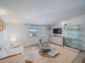 Möbel, Azurblau, Couch, Holz, Tabelle, Cabinetry, Interior Design, Wohnzimmer, Flooring
