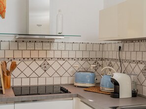 Propriété, Robinet, Luminaire Plomberie, Cuisine, Bâtiment, Design Intérieur, Sol, Sol, Mur, Maison