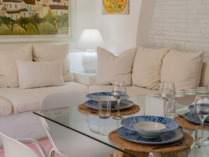 Table, Couch, Furniture, Tableware, Property, Picture Frame, Dishware, Textile, Interior Design, Living Room