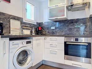 Cuisine moderne est idéale pour préparer de délicieux repas faits maison. L'intégration discrète de la machine à laver permet de gagner de l'espace, idéale pour les séjours prolongés.