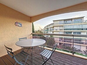 Cette terrasse offre un espace agréable pour profiter des repas à l'extérieur. Le sol en bois et la décoration murale apportent une ambiance chaleureuse et ludique. Idéal pour des moments conviviaux en plein air.