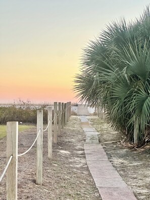 1 block to the beach, deeded access