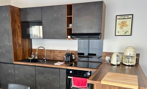 🍽️ Une cuisine entièrement équipée _ four, plaques chauffantes, micro-ondes, lave-vaisselle, ré