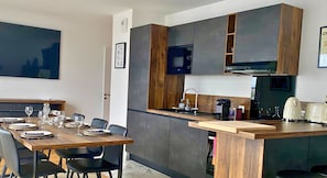 🍷🍽️ Bar, grande table et cuisine ouverte pour des moments conviviaux et épicuriens ! ✨