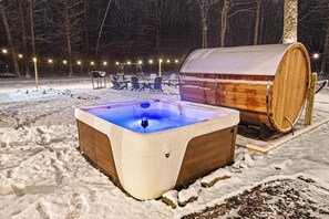 Soak under the stars and let the warmth melt your stress away with this hot tub.