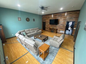 Living Room (5 recliners)