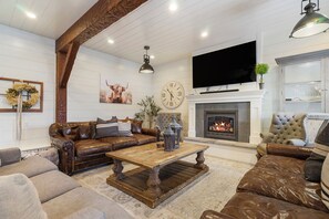 Gas fireplace w/amazing blower!