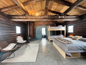 1 king bed (separable into 2 single beds) and 1 bunk bed (2 people)