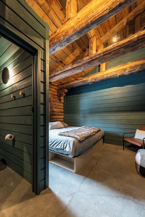 Superior bedroom with king bed (separable into 2 single beds)