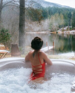 Outdoor spa tub