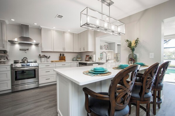 Kitchen with breakfast bar