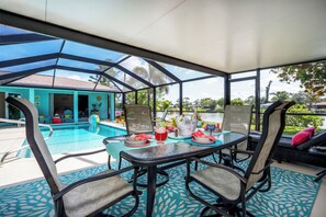 Make the most of your time outdoors with a bright and breezy dining space, perfect for meals after the beach or pool.