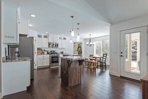 Tons of space to spread out and enjoy oneself!