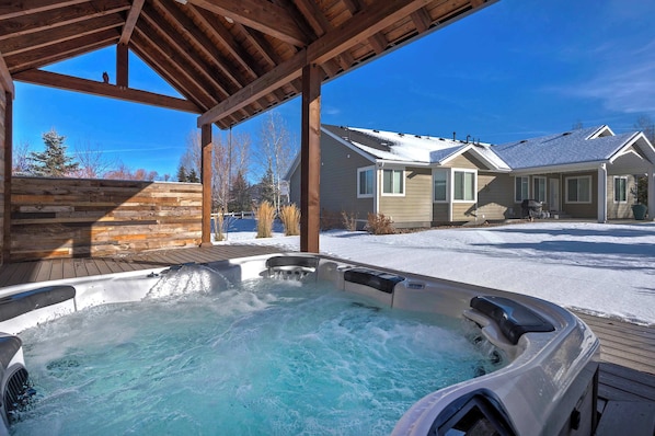 Huge back yard hot tub and entertainment space