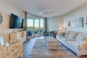 Living Room | Queen Sleeper Sofa | Open Floor Plan