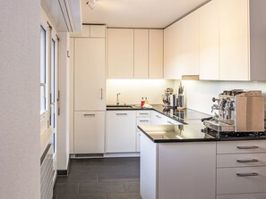 Cabinetry, Countertop, Herd, Gebäude, Küche, Küchengerät, Cooktop, Herd, Holz, Fussboden