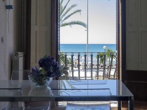 Salida del comedor a la terraza