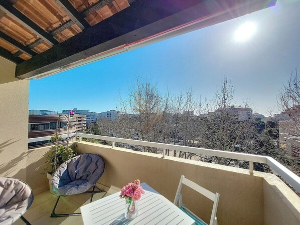 Terrasse sans vis à vis orientée Est.
