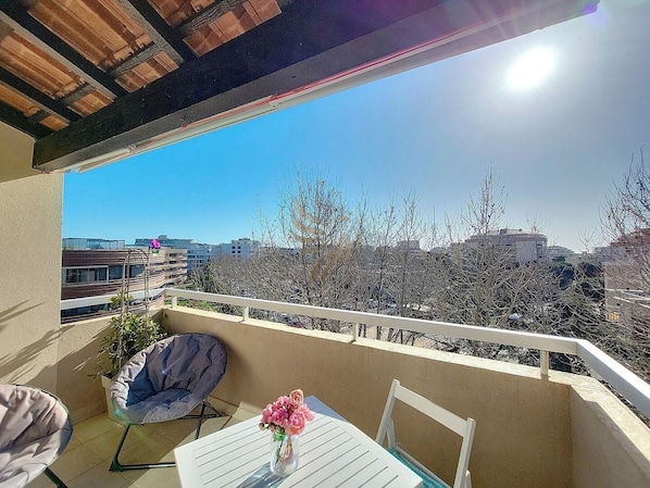Terrasse sans vis à vis orientée Est.