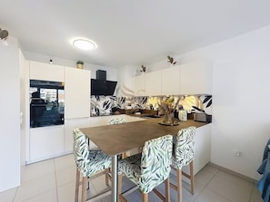 L'îlot offre un espace convivial pour les repas et discussions chaleureuses. Idéal pour cuisiner tout en conversant avec ses invités dans une ambiance moderne et naturelle.