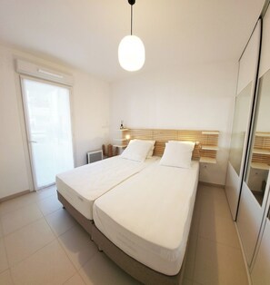 La chambre avec 2 lits de 90x 190 et son dressing, accès sur la terrasse