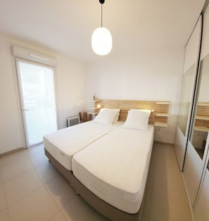 La chambre avec 2 lits de 90x 190 et son dressing, accès sur la terrasse
