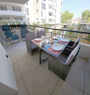 Cette terrasse offre un espace parfait pour des repas extérieurs. Imaginez-vous ici, profitant du soleil sur les chaises longues après un déjeuner convivial. Les soirées peuvent être prolongées autour de la table, idéale pour discuter.