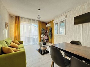 Salon coin repas climatisation tv ecran plat wifi 