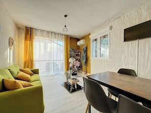 Salon coin repas climatisation tv ecran plat wifi