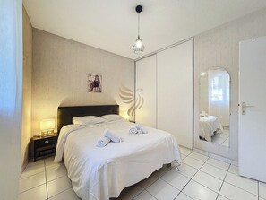 Cette chambre  lit double 140*190 est parfaite pour se reposer après une journée bien remplie. Le placard offre beaucoup d'espace de rangement, idéal pour les longs séjours, et l'ambiance lumineuse incite à la détente -Serviettes incluses et draps, 
