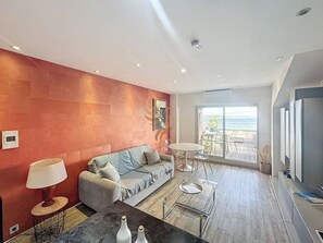 Le salon lumineux invite à la détente avec son accès direct à la terrasse. Imaginez un repas convivial autour de la table, éclairé par la lumière naturelle. La baie vitrée offre une belle vue et prolonge l'espace vers l'extérieur.
canapé lit 2 places