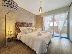 Chambre avec 2lits simple =(180x190 ) et sa terrasse privative de 7 m².
Draps et serviettes (1 grande + 1 petite) Incluses dans la location.