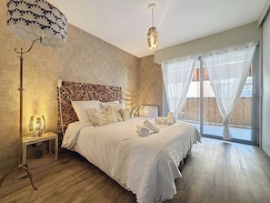 Chambre avec 2lits simple =(180x190 ) et sa terrasse privative de 7 m².
Draps et serviettes (1 grande + 1 petite) Incluses dans la location.
