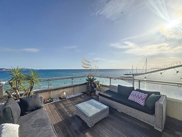 Profitez de moments de détente sur cette terrasse avec vue spectaculaire sur la mer, idéale pour un verre au coucher du soleil. Les canapés invitent à la convivialité et au farniente en plein air.