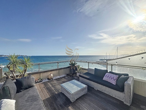 Profitez de moments de détente sur cette terrasse avec vue spectaculaire sur la mer, idéale pour un verre au coucher du soleil. Les canapés invitent à la convivialité et au farniente en plein air.